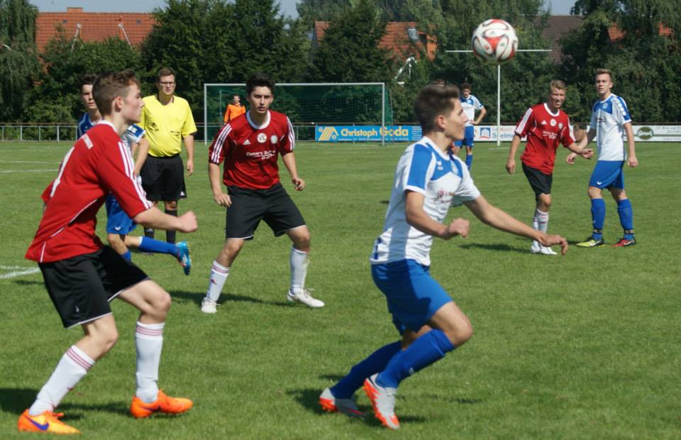Meistzeit einen Schritt schneller als die Mettinger waren die Kicker unserer A-Jugend. Hier Jason Klabisch; Foto: Rolf Grundke