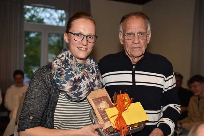 Annelen Diekmann bedankte sich mit einem Geschenk aus der Spartenabteilung bei Werner Korte, der die Abteilung immer noch mit Rat und Tat unterstützt.