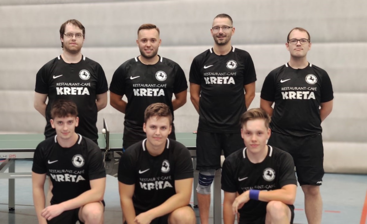 stehend v. l.: Oliver Wierich, Jetullah Selimi, Sascha Mochner, Erik Moldenhauer; hockend v. l.: Jan Fortmann, Daniel Kodde, Lukas Voskuhl; es fehlen: Dirk Siepmann und Dominik Woyciechowski