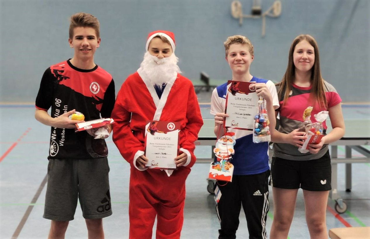 die Platzierten v. l.: Jannis Icken (3. Platz), Leon Feder (Sieger), Philipp Spieker (2. Platz), Alicia Fortmann (3. Platz)