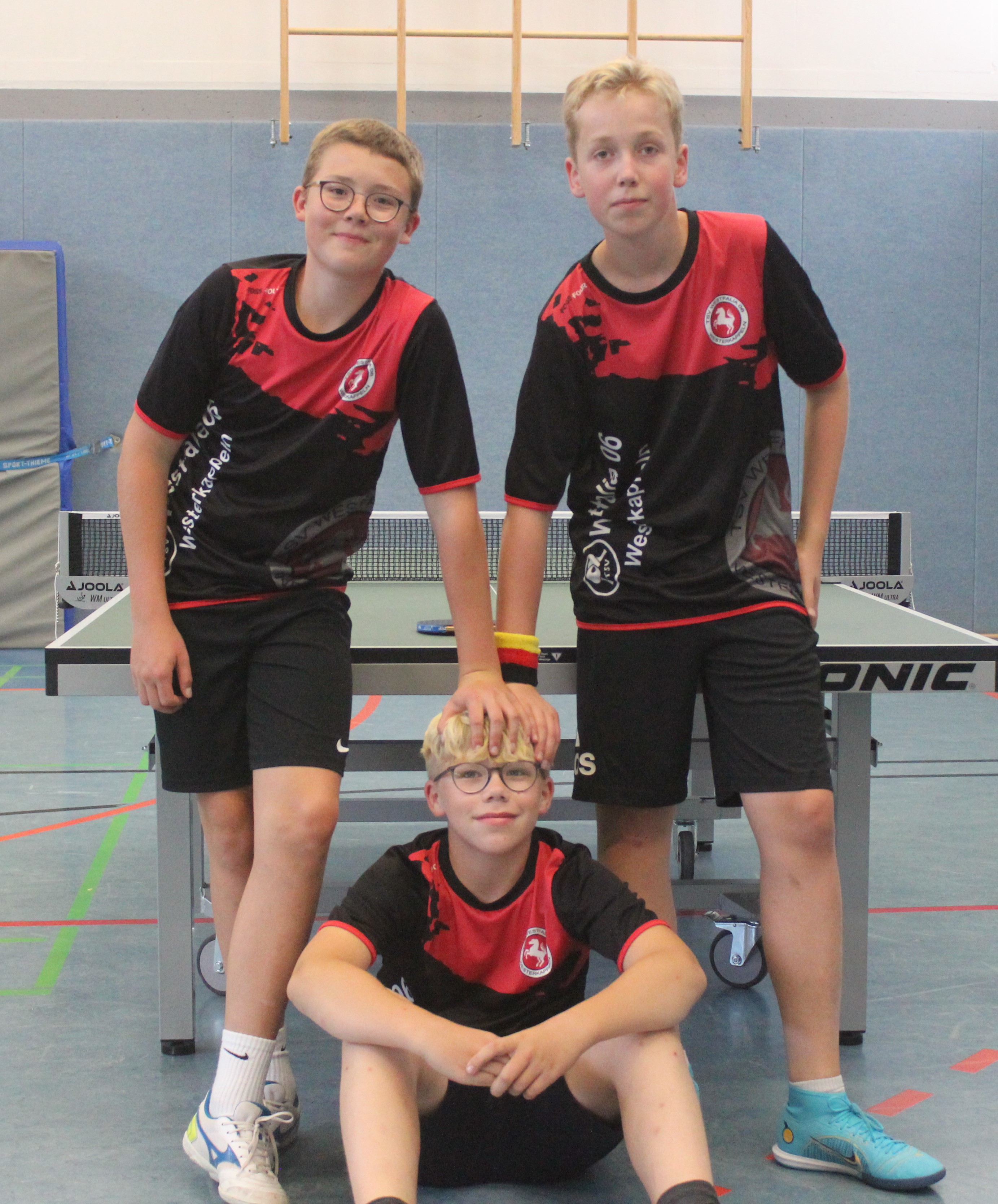 stehend: Magnus Siewert und Till Pötter, sitzens: Finn Peter