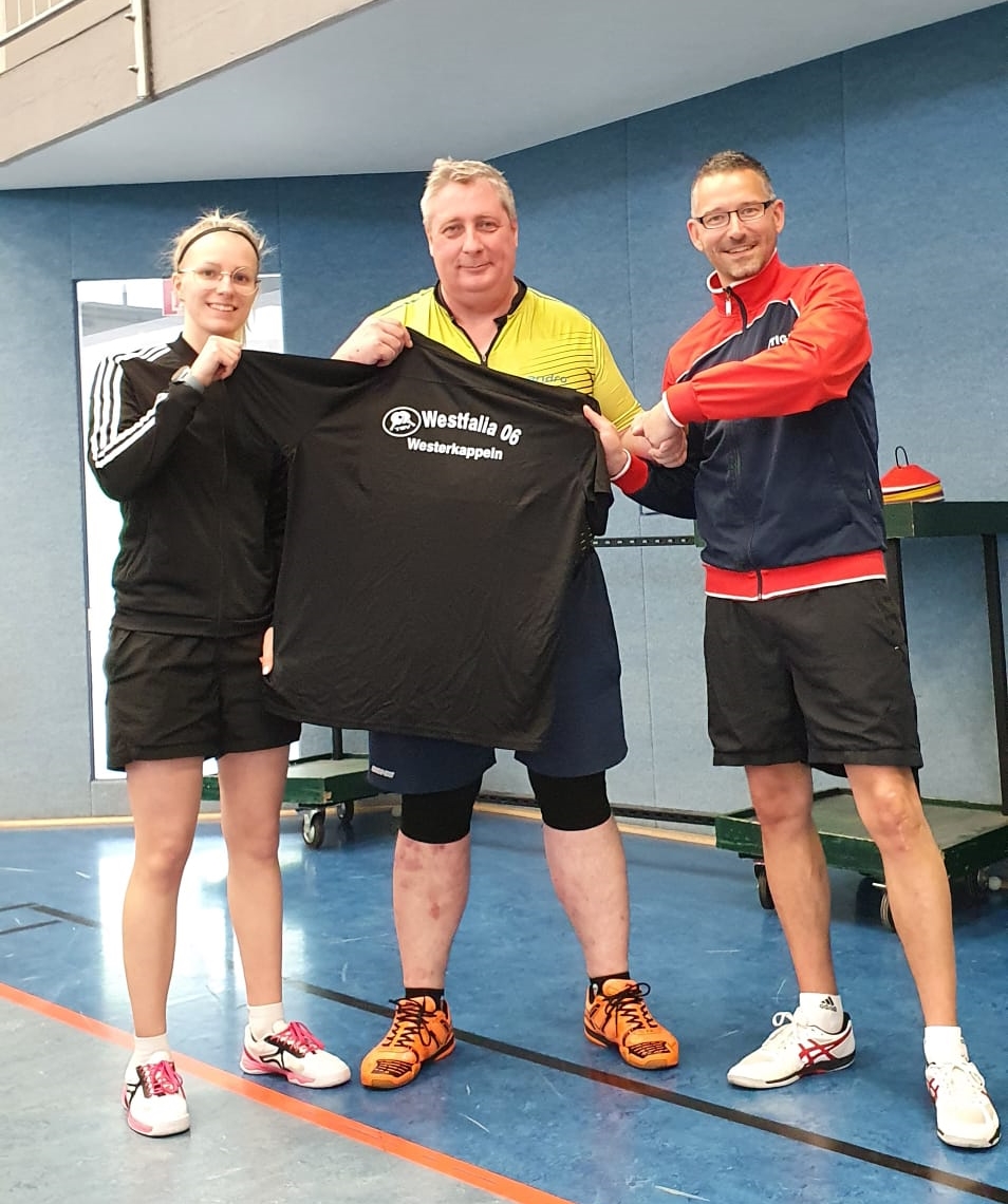 Die neue Geschäftsführerin Sport Maria Zer (links) und der scheidende Sportwart Sascha Mochner (rechts) heißen Neuzugang Dmitriy Demtschuk herzlich Willkommen.