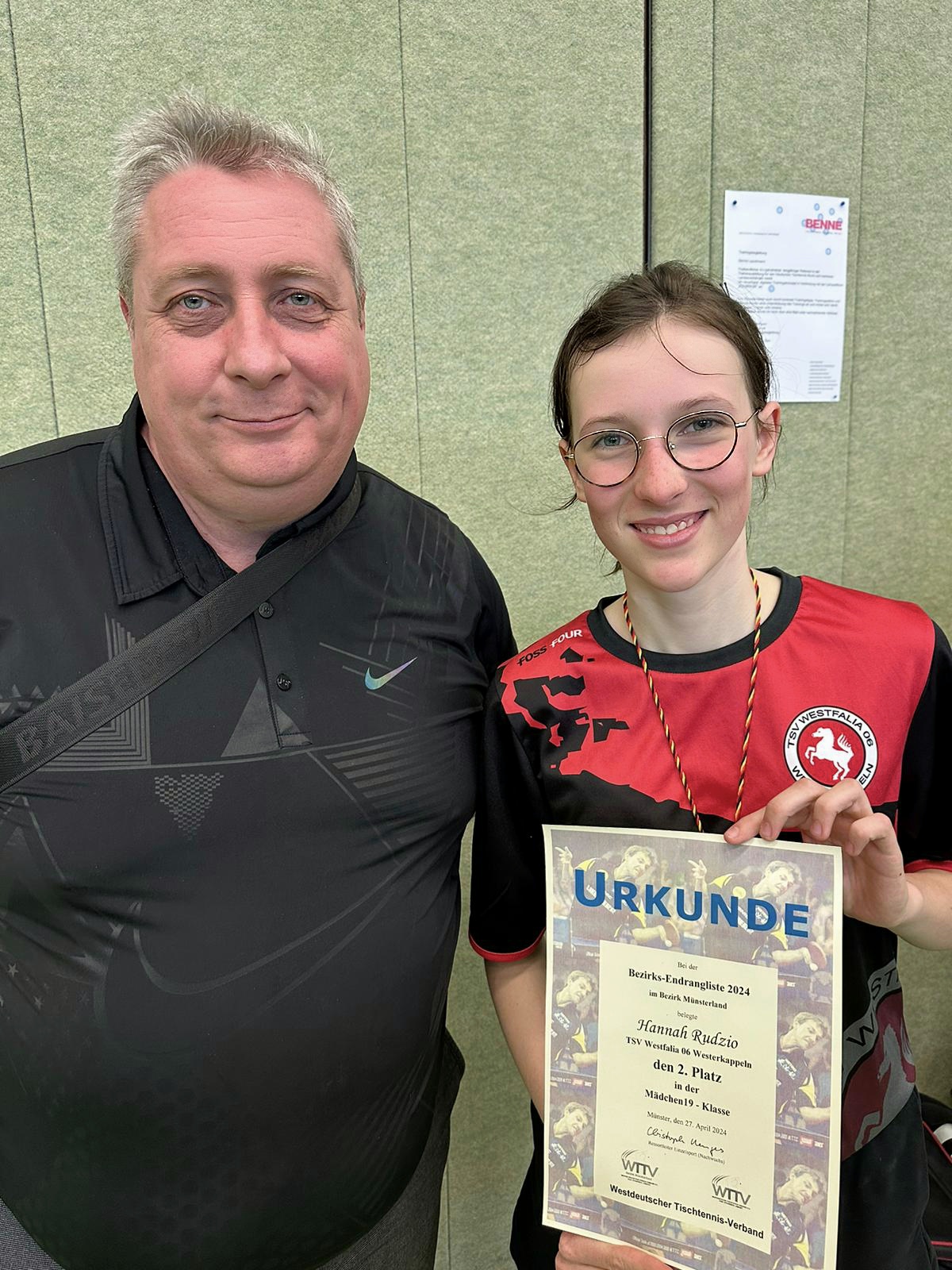 Ein zufriedener Betreuer Dima und die glückliche Zweitplatzierte Hannah.