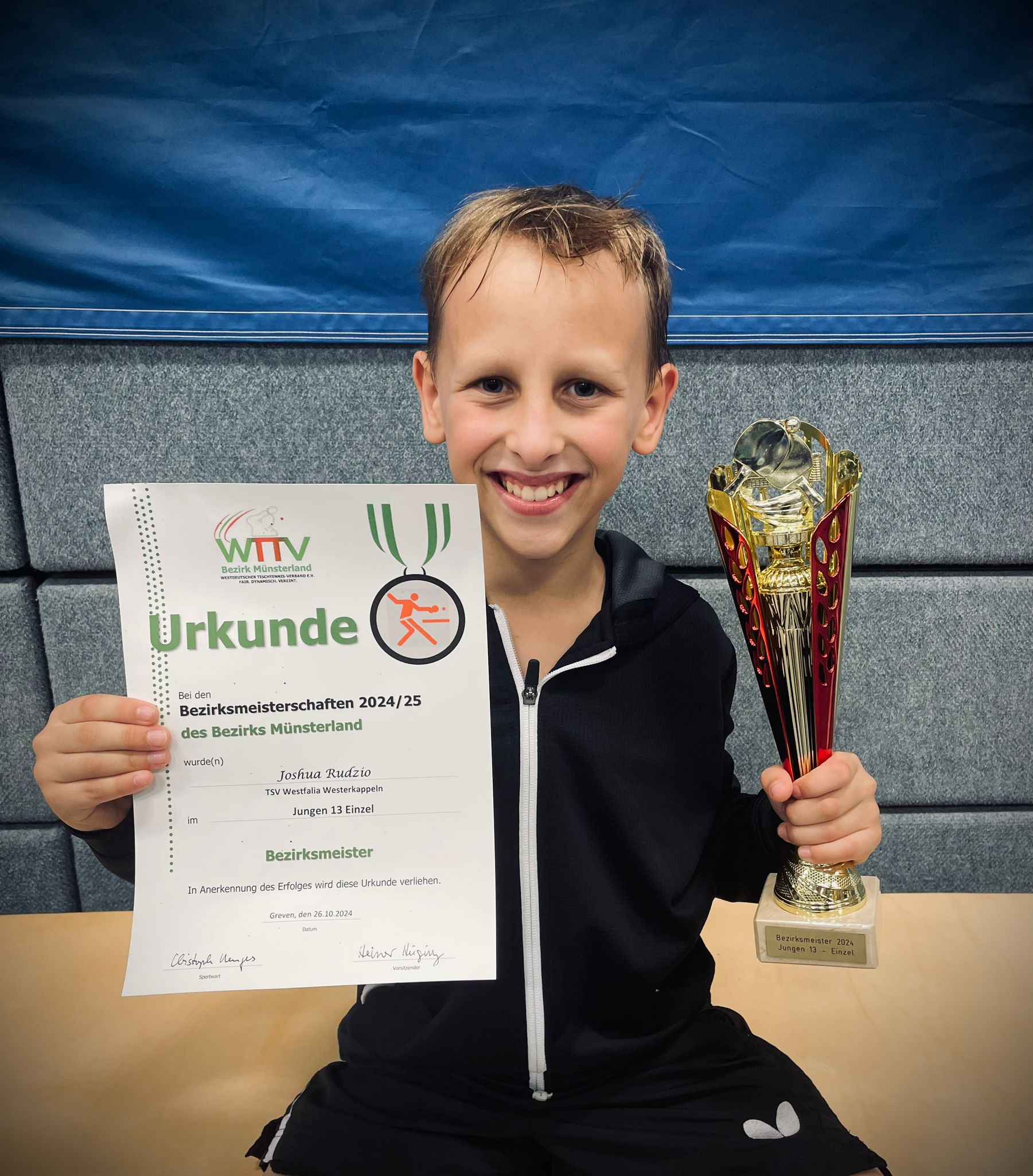 TT: Bezirksmeisterschaften 2024/25: Joshua Rudzio gewinnt das Finale im Jungen-13-Einzel in fünf Sätzen und ist Bezirksmeister