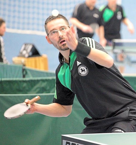 Sascha Mochner war mit zwei Einzelerfolgen an der Spitze und im Doppel mit Philip Simon maßgeblich am Sieg der Zweiten beteiligt.