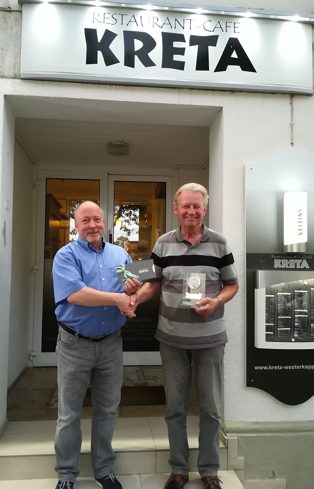 Spartenleiter Werner Elstrodt bei der Ehrung von Peter Janik zum "Spieler der Saison" 2017/18.